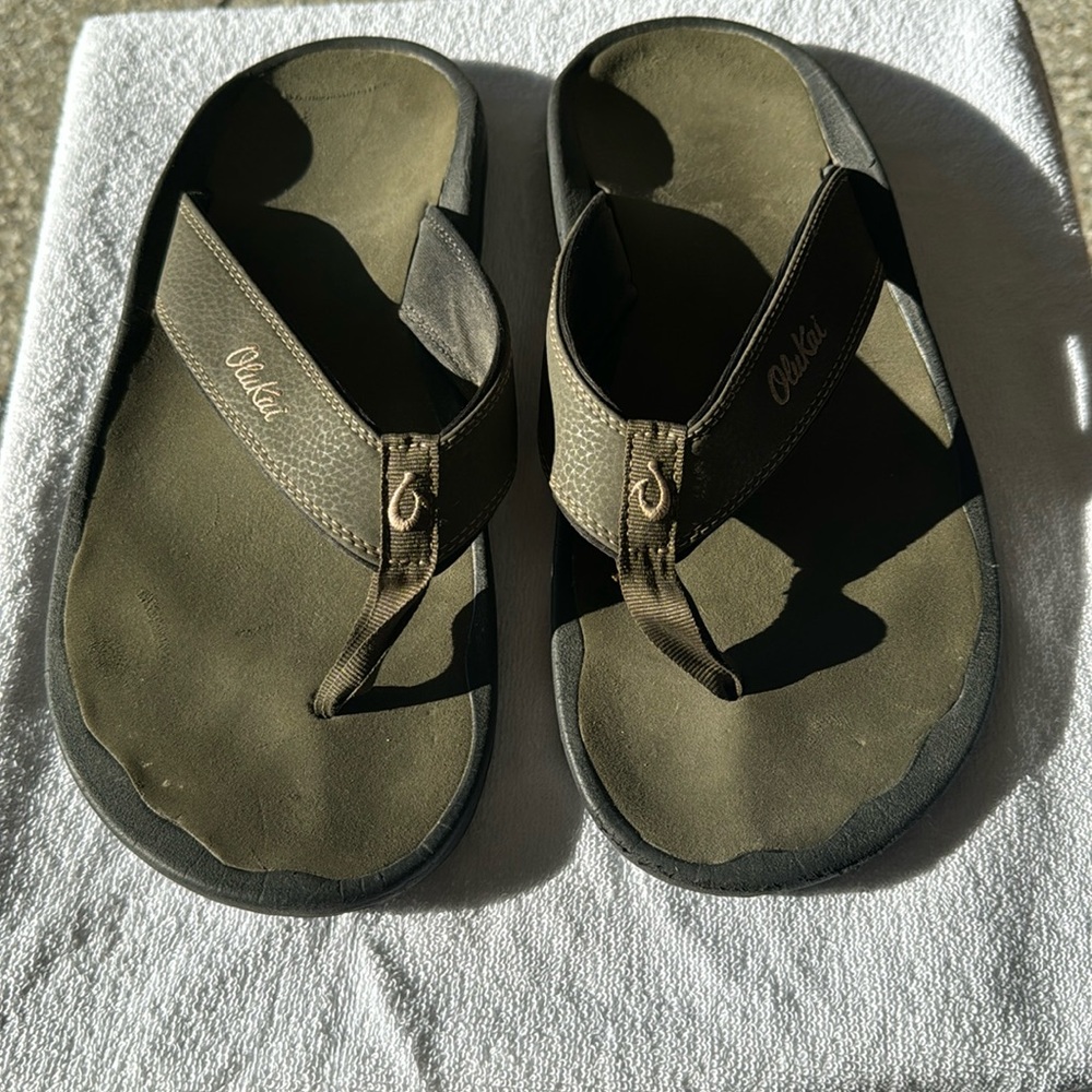 Men’s Olu Kai olive flip flops size 11